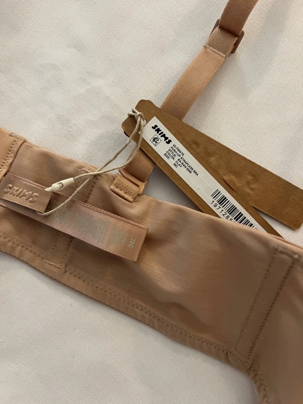 SKIMS ULTIMATE STRAPLESS PUSH-UP BRA - Picture 3 of 3